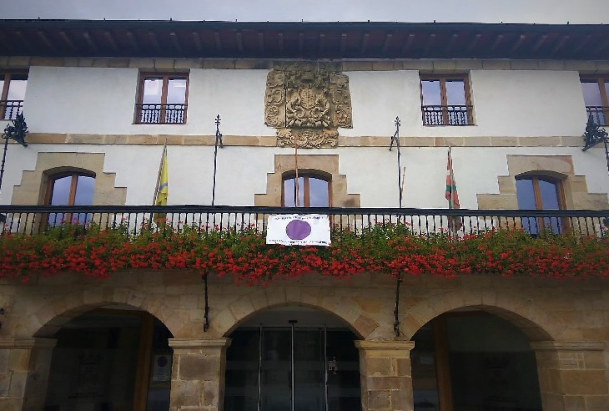 1200-1542823000-Punto morado balcón ayto Zuia.jpg